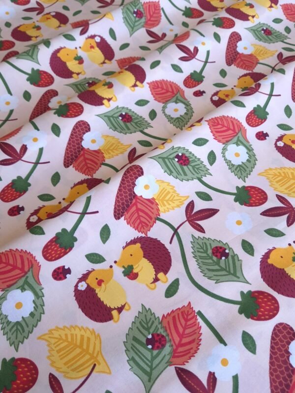 Tela sarga con estampado de erizo y hojas de otoño dispuesta en forma de olas