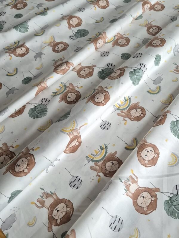 Tela sarga con estampado de leones bebés y arcoíris dispuesta en forma de olas