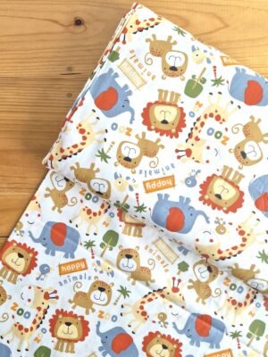 Vista superior de tela sarga con diseño colorido de animales de la selva estilo infantil sobre fondo claro