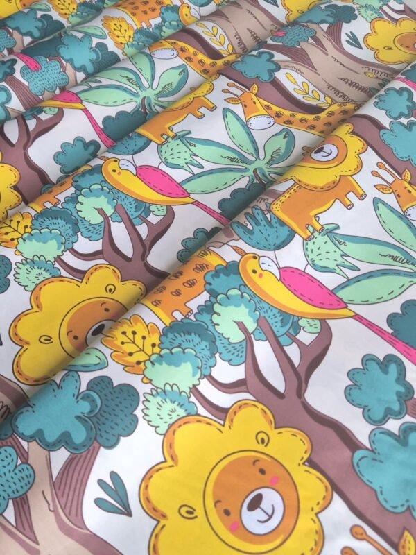 Tela sarga con estampado de león y árboles de la selva dispuesta en forma de olas