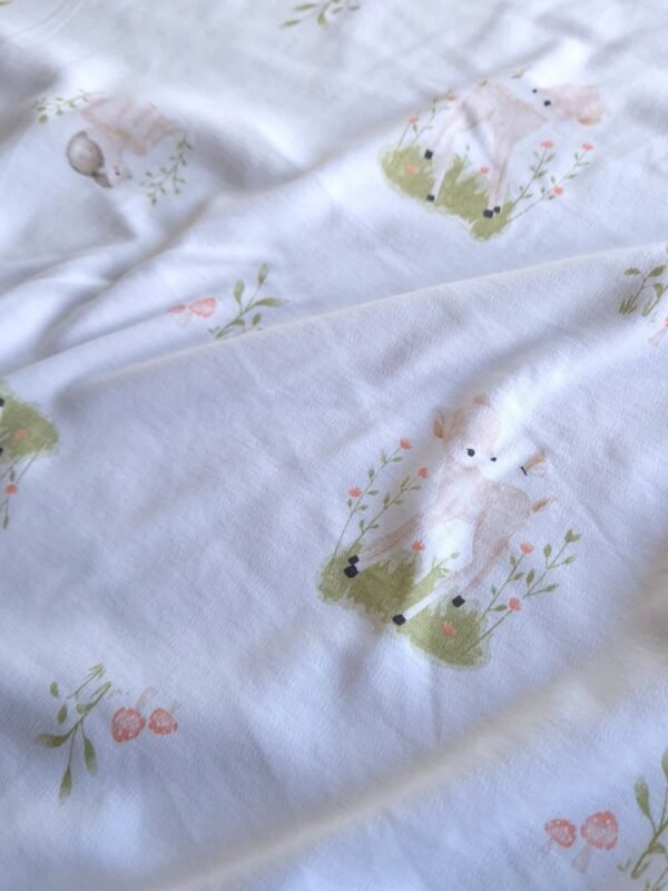 Tela interlock con estampado de ciervo en el bosque en forma de olas