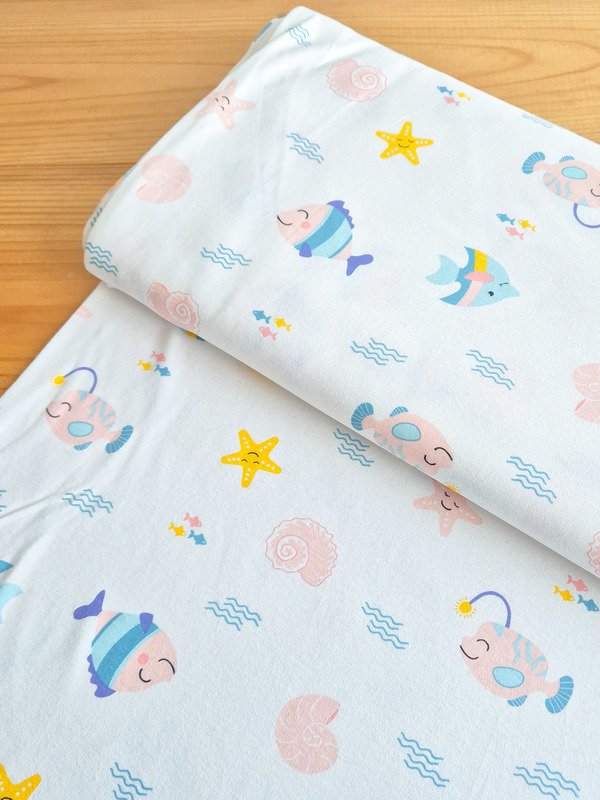 Tela interlock vida marina con peces, conchas y estrellas de mar vista en ángulo de 45 grados