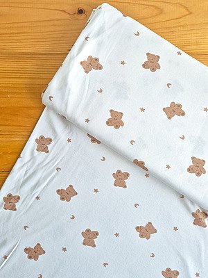 Tela interlock con estampado de ositos y lunas vista desde arriba