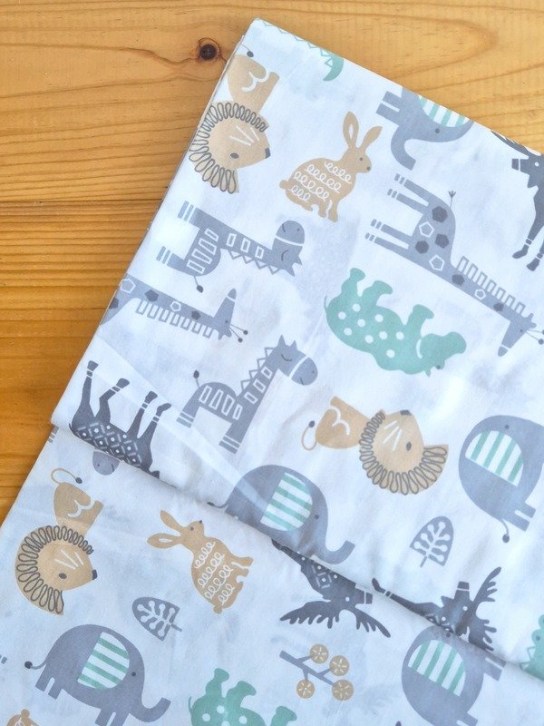 Tela Sarga Animales de la Selva en Tonos Grises