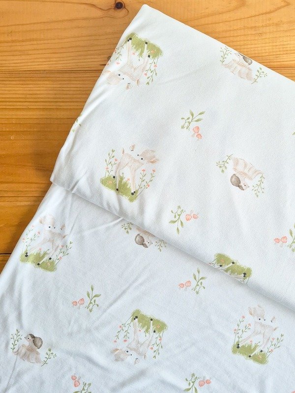 Tela interlock, tela de algodón suave con estampado de ciervo, erizo y vegetación en el bosque para confección y manualidades en Chile
