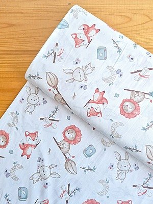 Tela sarga (tela crea), tela de algodón con estampado infantil de animales mágicos como leones, zorros y conejos con varitas y escobas voladoras para confección y manualidades en Chile