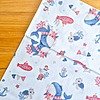 Tela sarga (tela crea), tela de algodón con estampado de ballenas, tortugas y submarinos sobre fondo blanco, ideal para confección y manualidades en Chile.