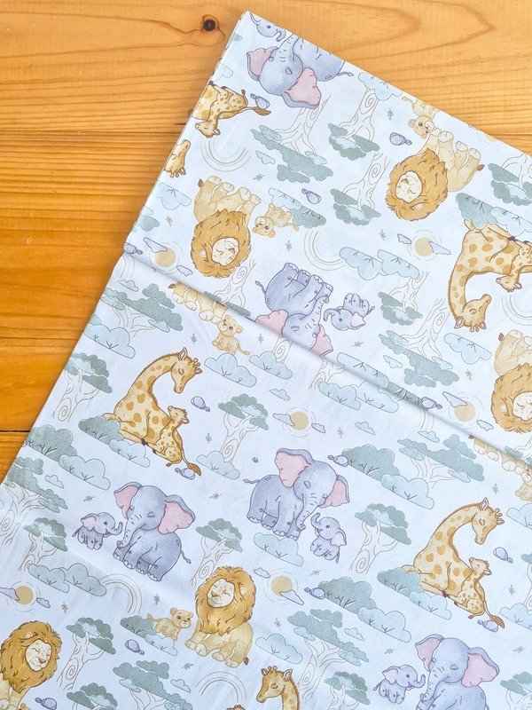 Tela sarga (tela crea), tela de algodón con estampado infantil de leones, elefantes y jirafas bebés para confección, decoración y manualidades en Chile