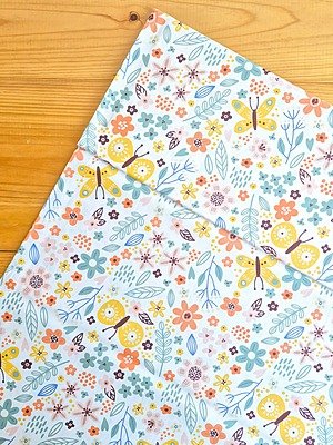Tela sarga (tela crea), tela de algodón con estampado de flores y mariposas de jardín para confección, manualidades y decoración en Chile