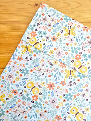 Tela sarga (tela crea), tela de algodón con estampado de flores y mariposas de jardín para confección, manualidades y decoración en Chile