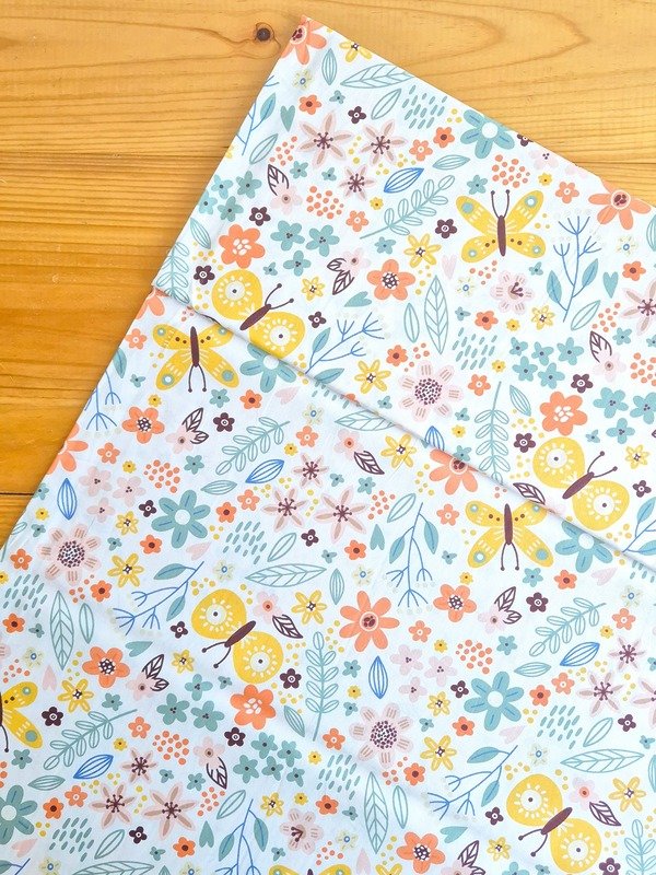 Tela sarga (tela crea), tela de algodón con estampado de flores y mariposas de jardín para confección, manualidades y decoración en Chile