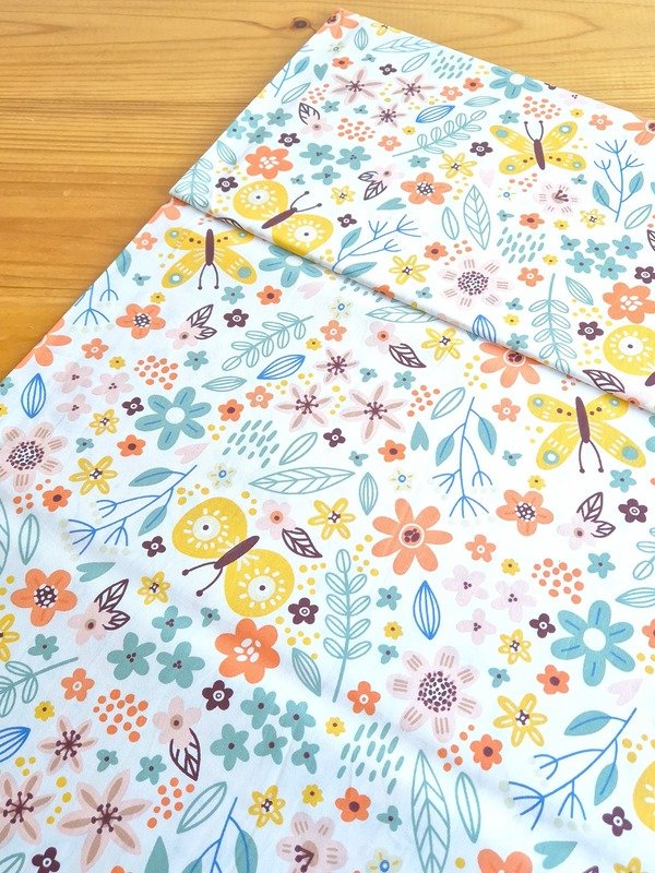 Tela Sarga Flores y Mariposas de Jardín