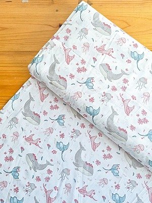 Tela sarga (tela crea), tela de algodón con estampado de vida marina pastel con ballenas, mantarayas y medusas para confección y manualidades en Chile