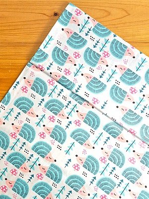 Tela sarga (tela crea), tela de algodón con estampado de erizos, setas y pinos ideal para confección, patchwork y manualidades en Chile