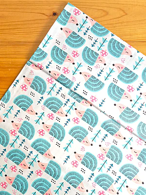 Tela sarga (tela crea), tela de algodón con estampado de erizos, setas y pinos ideal para confección, patchwork y manualidades en Chile