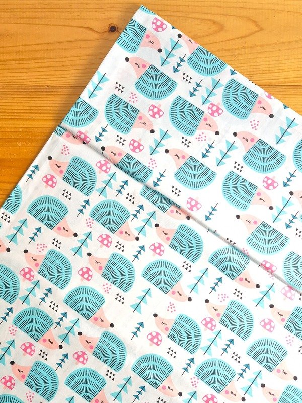 Tela sarga (tela crea), tela de algodón con estampado de erizos, setas y pinos ideal para confección, patchwork y manualidades en Chile