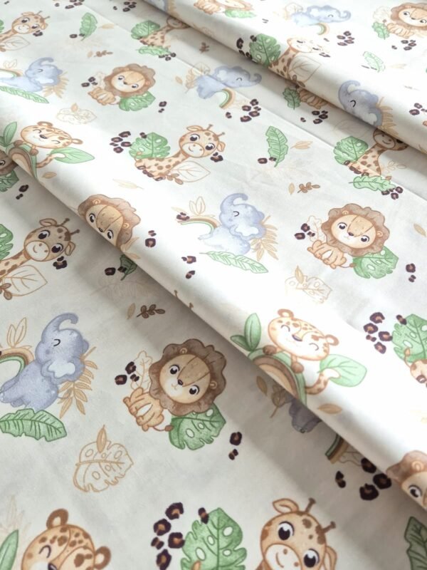 Tela sarga con estampado de safari adorable dispuesta en forma de olas