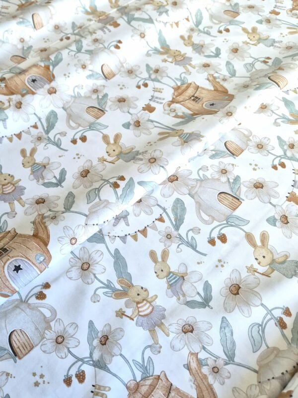 Tela sarga con estampado de conejos hada dispuesta en forma de olas