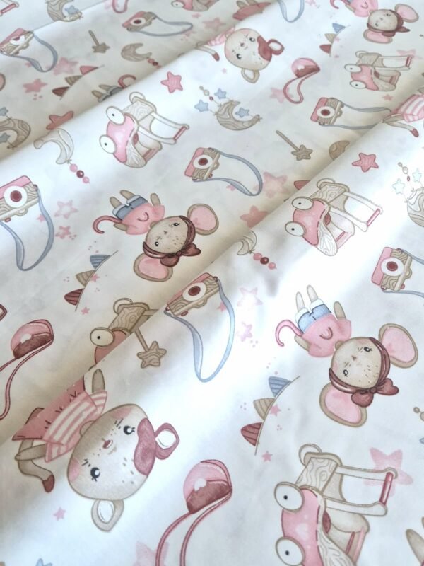 Tela sarga con estampado de ratoncitos y juguetes de bebé dispuesta en forma de olas