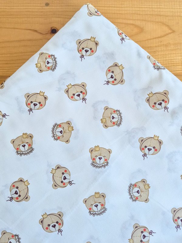 Tela sarga con estampado de caras de oso rey vista desde arriba