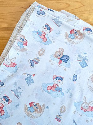 Tela sarga con estampado de animales leyendo en las nubes vista desde arriba