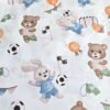 Tela sarga con estampado de animales futbolistas vista de frente