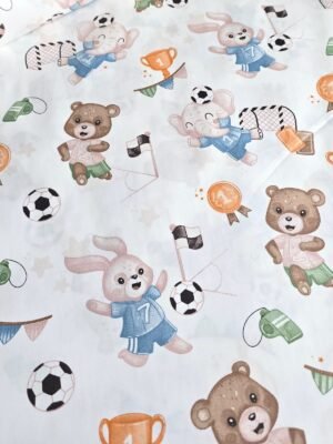 Tela sarga con estampado de animales futbolistas vista de frente