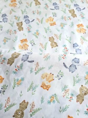 Tela sarga con estampado de mapaches, zorros y osos en el bosque vista de frente