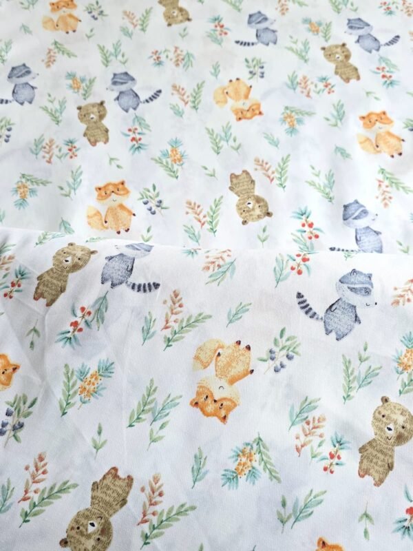 Tela sarga con estampado de mapaches, zorros y osos en el bosque vista de frente