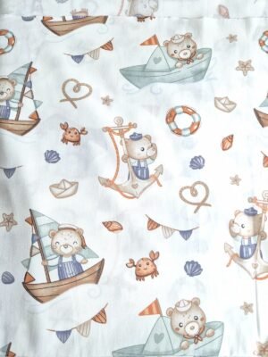 Tela sarga con estampado de osos marinos y veleros vista desde frente