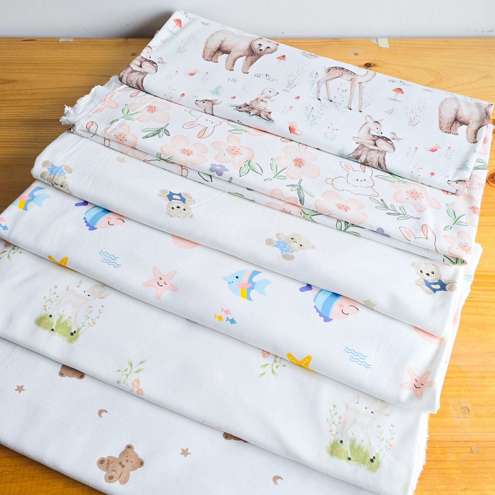 Cortes de tela interlock de algodón, perfectos para confeccionar ropa cómoda y accesorios de bebé.