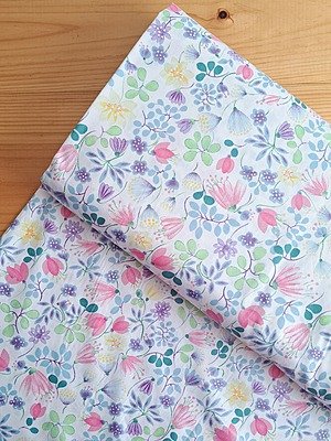 Tela Sarga Floral Variado en Tonos Pastel Fondo Blanco