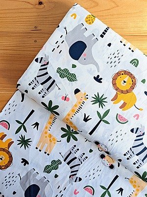 Tela Sarga Animales de la Selva y Palmeras Fondo Blanco