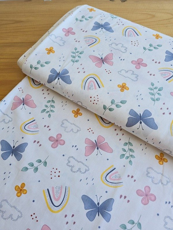 Tela Sarga Mariposas, Arcoíris y Nubes Fondo Blanco