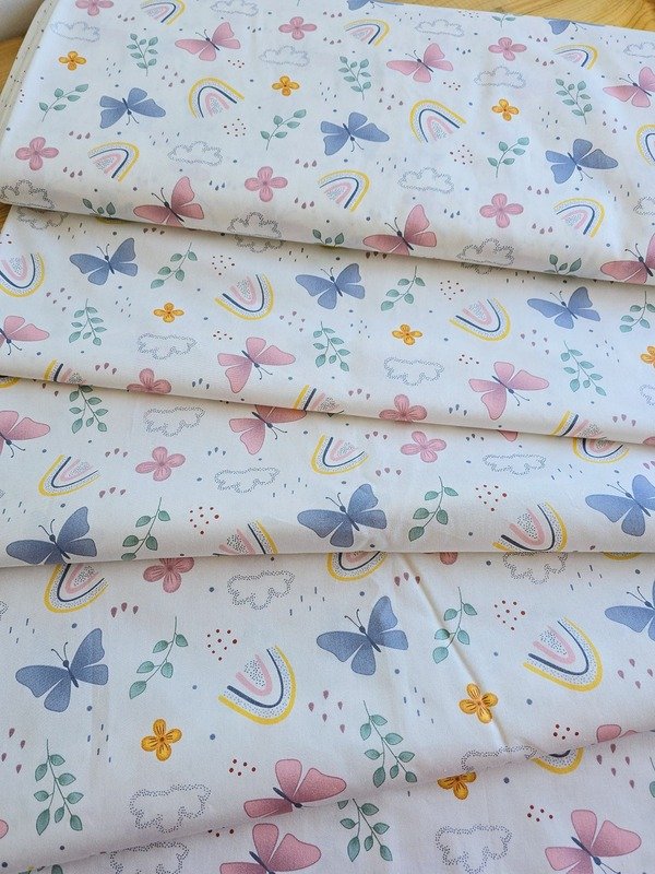 Tela Sarga Mariposas, Arcoíris y Nubes Fondo Blanco