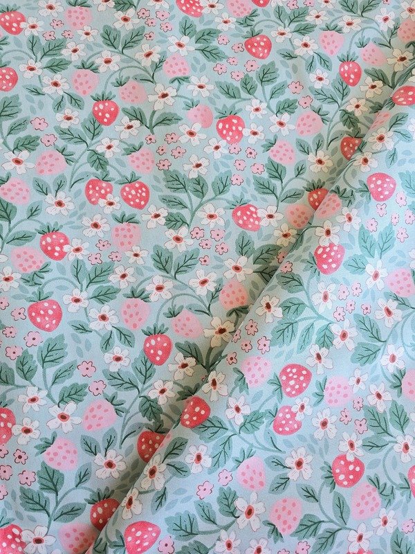 Tela Sarga Flores y Frutillas
