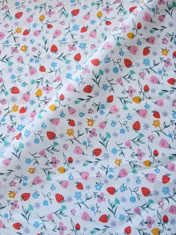 Tela Sarga Frutillas y Flores Silvestres