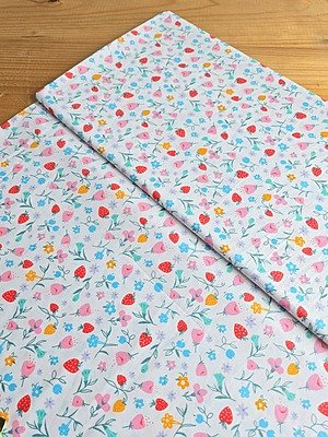 Tela Sarga Frutillas y Flores Silvestres