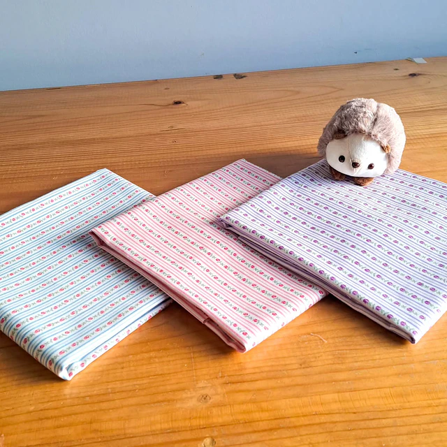 Diseños de rayas y flores. 
Disponible en 3 colores, morado, rosado y celeste 

www.telasaguamatina.cl

#patchwork #costuras #sewing #Chile #hechoamano